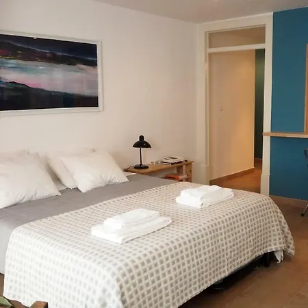 Blue Window Studio Apartment