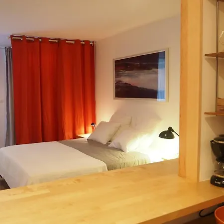 Blue Window Studio Apartment